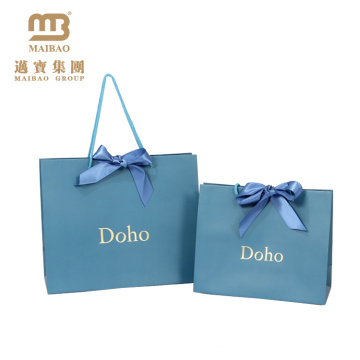 China fabrica el bolso de papel de lujo del regalo del logotipo de la hoja de oro impresa al por mayor de encargo del boda con la manija
